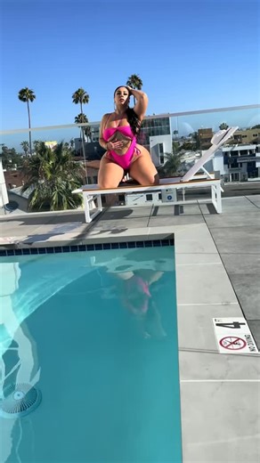 SELENE CASTLE on Instagram: "📸🤍"