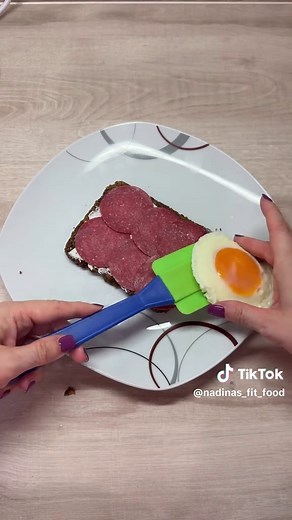 Spiegelei ohne Pfanne?! Ja, das geht und es ist genial einfach 💥 Alles, was du brauchst: • 1 kleines mikrowellenfestes Schälchen • 1 Ei 🥚 • optional etwas Öl zum Auspinseln • 1 Teller als Deckel drauf 👉 Das Ei ins Schälchen geben, Teller drauf und ab in die Mikrowelle: 1 Minute bei 800 Watt, fertig! ⏱ Je nach Mikrowelle evtl. ein paar Sekunden mehr oder weniger, einfach reinschauen! Dazu gab’s bei mir: • Roggenvollkornbrot • Frischkäse • Salami • und obendrauf das Ei, mega gut 😍 💾 Speichern