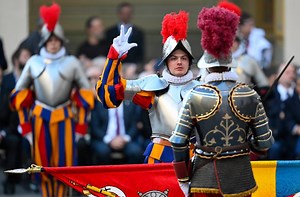 Le Pape invite les gardes suisses à comprendre l'importance de la discipline et du sacrifice - Vatican News