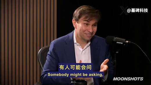 David Sinclair实验室刚公布了一个意外发现。用来返老还童的技术，顺手把癌细胞也杀了。这项技术叫表观遗传重编程。原本的用途是重置衰老细胞，让老细胞变回年轻状态。实验已经证明完全有效。把这套技术用在癌细胞上会发生什么？实验室的研究生花了几年的时间寻找答案。结果极其反直觉。晚期扩散的癌细胞接触到这项技术后，主动了结了自己。原理像一场黑色幽默。癌细胞平时是一群装睡的僵尸。它们无视自身严重的DNA损伤，疯狂繁殖。重编程技术相当于一记重拳，把它们强行打醒。正常细胞被唤醒，会回到过去变年轻。癌细胞被唤醒，瞬间看清了自己残破不堪的染色体。它们当场崩溃，直接启动自我毁灭程序。治愈癌症的底层路标可能要改写了。摧毁肿瘤未必需要外部毒杀。只需强迫它看清自己真实的模样。