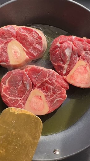 Ammi’s Kitchen | food content creator on Instagram: "Slow Cooker Beef Shank Curry Also Known As Nihari Recipe!! 🥩🥘 This slow cooker beef shanks recipe is so easy to make and so delicious. Tender beef shanks is cooked in a rich and savory gravy for a one-pot hearty and flavor-packed meal. Served with naan or any rustic bread, it is a comfort food at its best. INGREDIENTS 3 large beef shanks 1 large onion, thinly sliced 4-5 cloves of garlic 1/2 teaspoons ginger paste 1 teaspoon turmeric powder 1