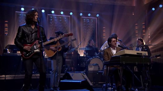 Les Arctic Monkeys étaient cette nuit sur le plateau de Jimmy Fallon pour interprétér le titre "Four Out Of Five". | Arctic Monkeys France