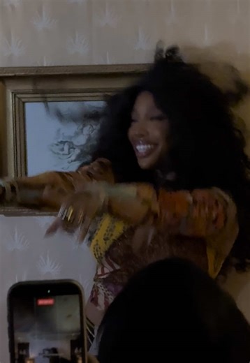 SZA Performs Snooze at Paris Afterparty