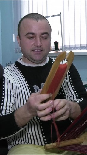 62K views · 858 reactions | O familie din Feștelița țese și brodează costume tradiționale https://www.studio-l.online/actualitate/video-o-familie-din-festelita-coase-straie-traditionale-la-razboi/ | Studio-L Căușeni | Facebook