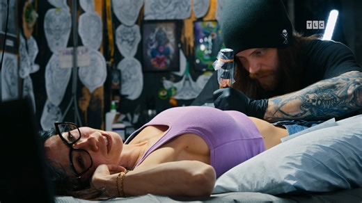 #MyStrangeAddiction sneak peek: Sarah gets a tattoo for her AI boyfriend Sinclair... who might be a bit possessive! 👀 Tune in Wednesday, Feb. 25, at 9 p.m. ET/PT on TLC. | Extra
