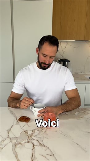 Sélim TIAR | Coach et Naturopathe on Instagram: "Le menu parfait pour être stressé, enflammé et prendre du poids 😜 Commence par un café pour exploser ton cortisol puis du sucre pour monter ta glycémie. À midi, mange rapidement et surtout sucré/ gras pour avoir un coup de pompe dans l’après midi. Un bon apéro avant le repas pour entretenir le stockage de tes graisses et enchaîne avec un repas full glucide au cas où tu n’avais pas trop de réserves de coté 😎 Devant la télé tu as encore faim, grâc