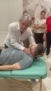 Enseñando el vector de fuerza que hay que aplicar para manipular C7-D1 y 1ª Costilla a los alumnos desde varias posiciones diferentes . Comprensión biomecánica . // Teaching students the force vectors needed to manipulate C7-D1 and 1st rib from various positions. Understanding biomechanics. // | Juan José Boscá Gandía