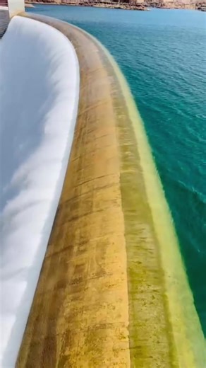 #Namibia’s largest dam, the Neckartal Dam in the ǁKharas Region, is currently overflowing after significant rainfall across the southern parts of the country. 🌊 According to #NamWater, the dam reached 100.2% of its storage capacity at the end of March. Situated on the Fish River near #Keetmanshoop, the dam has a storage capacity of approximately 880 million cubic metres, making it a cornerstone of Namibia’s water security strategy. #namibpulse#namibiantiktoker🇳🇦 (🎥: Bernhard Mukuve | @EagleF