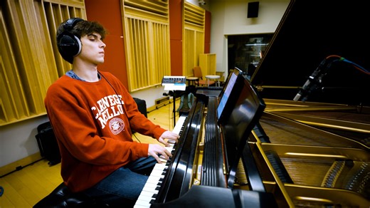 Inspired by the works of Vince Guaraldi, students from the Carnegie Mellon School of Music and Carnegie Mellon School of Drama composed and performed a gorgeous, original arrangement of the classic Auld Lang Syne. Happy New Year, CMU! 🎉 Special Thanks to: Piano: Eli Strain Bass: Isabella St. John Drums: Noah Van Ess Recording Producer: Catcher Sanchez Music Arrangers: Catcher Sanchez and Noah Van Ess Recording Engineers: Sam Corbett, Kell Campbell, Felix Li, Korn Lerttasanawong, Riccardo Shulz