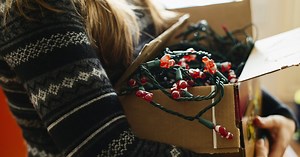 3 ways to store Christmas lights so that they don't tangle