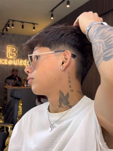 ✨ Cuando el estilo conecta con grandes referentes 🎥 Hoy recibimos una visita especial en Bless & Blade. @dantereyesss llegó a vivir la experiencia, confiando en nuestro trabajo, nuestra técnica y el detalle que marca la diferencia en cada corte ✂️🔥 Aquí no solo se transforma el look, se vive una experiencia completa. Gracias por la visita y la buena vibra 🙌 Visítanos y vive tu propia experiencia 📍 Av. Caminos del Inca N°2525 – Surco 📲 51 916 478 161 #BlessAndBlade #ExperienciaBless #dantere