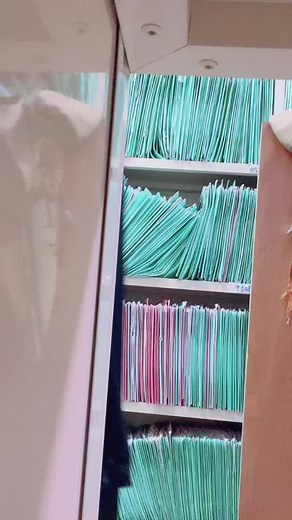 Organizing Office Folders for a Tidy Workspace