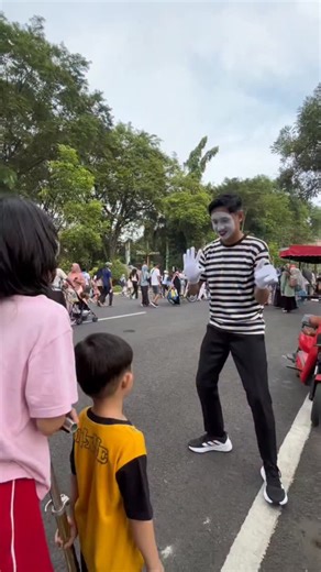 Eki Raseki on Instagram: "#pantomim #pantomime #pantomimer pantomimindonesia pantomimbojonegoro pantomimjawatimur kampungdongeng kampungdongengindonesia kampungdongengbojonegoro dongengpantomime dongengpantomim domime dongenganak dongenganakindonesia dongenganakanak"