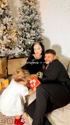 A fost fain si anul asta la sedinta foto de Craciun cu Vlad Nicola de la Nicola Events 🥰✨ cu pozele revin de sarbatori ☺️ | Narcy Savu