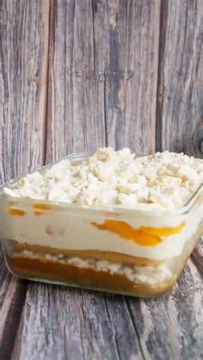 Sabrina Onorato 🇦🇷 Recetas fáciles on Instagram: "POSTRE CHAJÁ: Este postre es riquísimo y súper fácil de hacer! Guárdate la receta para estas fiestas 😀 🔸INGREDIENTES: 500 ml de crema de leche 100 g de azúcar Esencia de vainilla Vainillas aprox 2 paquetes Duraznos en almíbar (aprox 1/2 lata) Oporto Dulce de leche repostero 300 g (yo usé común porque me gusta más) Merenguitos c/n 🔸PROCEDIMIENTO: Batir la crema con el azúcar y la esencia de vainilla a punto chantilly. Por otro lado mezclar el