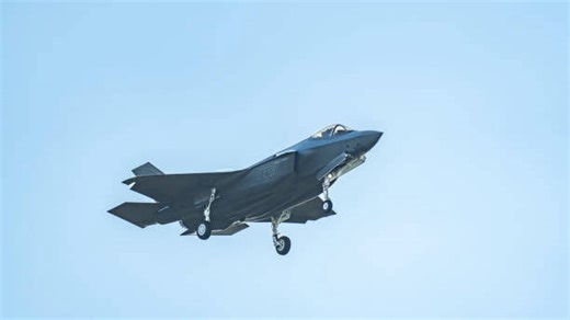 F-35A Lightning II impresses with maneuvers at Dubai Airshow