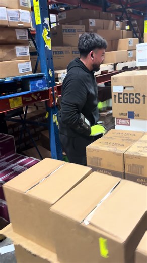 One of the fast guys in the cooler, my guy be moving 🏃‍♂️💨 Have a great day BE SAFE!!! #warehouseworker #warehousejobs #orderselector #sysco #foodservice