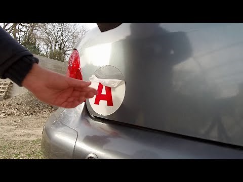 Astuces pour décoller un autocollant adhésif jeune conducteur sans abîmer la peinture de sa voiture