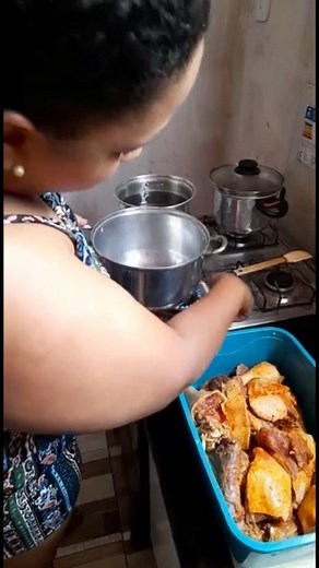 1.4M views · 10K reactions | Vlog parte Final: fiz um frango caipira, para o almoço de domingo da minha família. #donadecasasimples #familiafeliz #almoco #cozinhando #vidareal #vlog #rotina #donadecasa | Taty Nascimento | Facebook