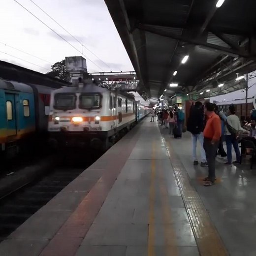 12010 Gandhinagar Capital Mumbai Central Shatabdi Express arrives at Vapi on Tuesday 31 May, 2022.