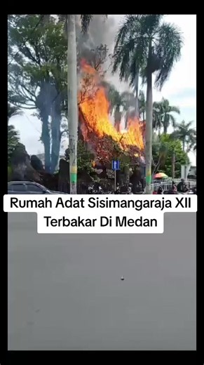 Rumah adat Batak yang berada di kawasan Monumen Tugu Nasional Sisingamangaraja XII, Jalan Sisingamangaraja, Kota Medan, ludes dilalap si jago merah pada Senin (22/6) siang. Peristiwa ini mengejutkan warga karena bangunan tersebut merupakan bagian dari kawasan cagar sejarah yang menjadi salah satu ikon budaya dan perjuangan masyarakat Batak di Sumatera Utara. Kebakaran terjadi sekitar pukul 13.30 WIB. Dalam hitungan menit, api yang awalnya terlihat kecil dengan cepat membesar dan menghanguskan ba