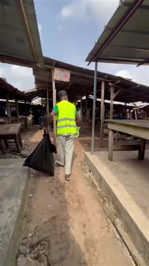 La gestion des déchets : bien plus qu'une simple poubelle 🚮 ​Saviez-vous qu'en 2026, la gestion des déchets est devenue une véritable chaîne industrielle mondiale ? Chez l'ONG-MSR, nous croyons fermement que l'action locale est le moteur du changement global. 🌍 ​De géants mondiaux comme Veolia et Suez à nos champions locaux en Côte d'Ivoire comme ECOTI.SA ou Coliba, chaque acteur joue un rôle clé dans la collecte, le tri et la valorisation. Notre mission ? Sensibiliser la jeunesse pour que ces