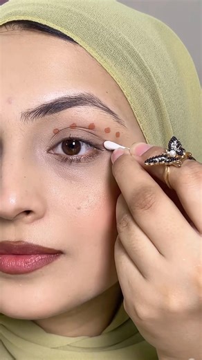 Golden shimmery eye makeup tutorial for beginners #makeupforbeginners #makeuptutorial #shorts