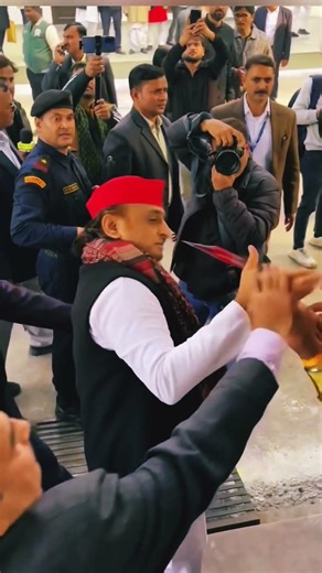 तस्वीर नहीं आपने संविधान भी संभाला है🙏🙏 #akhileshyadav #pda #lucknow #up #rahulgandhi #azamgarh