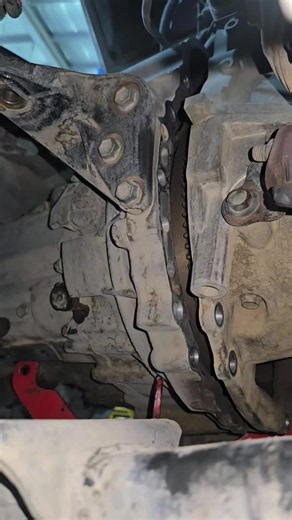 ¿Alguna vez has pisado el acelerador a fondo y tu carro simplemente se revoluciona pero no avanza absolutamente nada? 🚨🚗 Esta es la peor pesadilla para cualquier dueño de un auto manual, y hoy te voy a mostrar exactamente qué pasa ahí dentro cuando decides ignorar las señales. Tuvimos que bajar toda la transmisión manual solo para llegar a la raíz del problema, y te juro que el olor a clutch quemado inundaba todo el taller incluso antes de quitar el primer tornillo. Mira exactamente lo que pas
