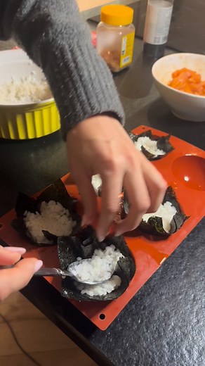 Sushi muffin 🙋🏼‍♀️ nori ULTRA crispy & sauce express 🤌 J’avais trop la flemme de faire des vrais sushis, et puis en vrai j’y arrive pas ça déborde de partout 🤣. Recette kids friendly!! J’ai trop aimé préparer ça avec ma fille. Pour l’apéro ou pour le dîner, c’est vous qui choisissez ! ✨ 3 raisons de tester ces Sushi Cups ✨ 1️⃣ 2 feuilles de nori par cup → croustillant de fou. 2️⃣ Saumon fondant (200 g suffisent !) ou crevettes frites maison. 3️⃣ Une sauce express mayo sauce soja → simple & i