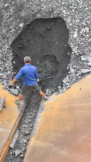 The process of a self-unloading ship unloading sand and gravel #sand and gravel #self-unloading ship #canal #unloading #crew #loading and unloading ship #ore #sand and gravel | Unloading Sailors