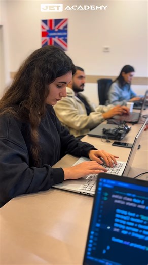 IT və Proqramlaşdırma kursları on Instagram: "Java Back-End dərslərimizdən görüntülər 🎥️ Bu dərslərdə tələbələrimiz Java ilə Back-End proqramlaşdırmanın real məntiqini öyrənir, server tərəfli sistemlərin necə qurulduğunu praktik tapşırıqlar üzərindən tətbiq edirlər. 💻⚙️ Dərs prosesi yalnız kod yazmaqla bitmir — tələbələr: 🔹 Back-End düşüncə tərzini formalaşdırır 🔹 Real tətbiqlərin necə işlədiyini anlayır 🔹 Müasir Back-End alətləri və texnologiyaları ilə işləmə bacarığı qazanırlar Java Back-