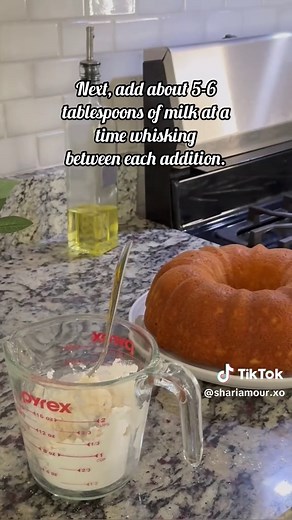 How to Make Glaze Icing for Pound Cake