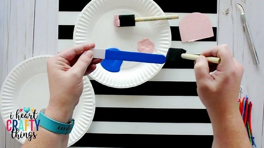 PAPER PLATE SWIMMING JELLYFISH CRAFT -Sooo simple and fun for kids! https://iheartcraftythings.com/paper-plate-swimming-jellyfish-craft.html | I Heart Crafty Things