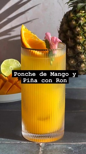 Delicioso Ponche Tropical: Receta para Preparar este Refrescante Cóctel con Mango y Piña y un Toque de Ron 🍹🍍 . . . . . . #receta #preparacion #ponche #mango #piña #ron #coctel #cocktail #bebida #drink | BarBuddies