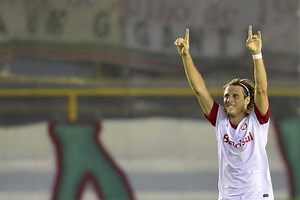 Forlan's double sees off Fluminense
