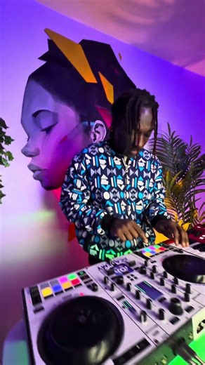 Scratching on a controller #pioneerdj #djing #dj #scratching #herculesdj