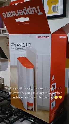 🌾 Day 46 of #100DaysOfTupperwareMagic — Because This Is Africa 😅💛 They call it the Tupperware Rice Dispenser (22kg)… but because this is Africa — we all know what we’re really dispensing 😅👇🏾 ✨ Milled maize flour, ndengu, njahi, kamande, beans, mbaazi — all the goodness mama sent from the village! 💛 This dispenser is the real MVP of every organized kitchen 🏡✨ ✅ Holds up to 20kgs of flour ✅ Dispenses smoothly — no mess, no scooping drama ✅ Keeps food fresh, dry, and hygienic ✅ Space-saving