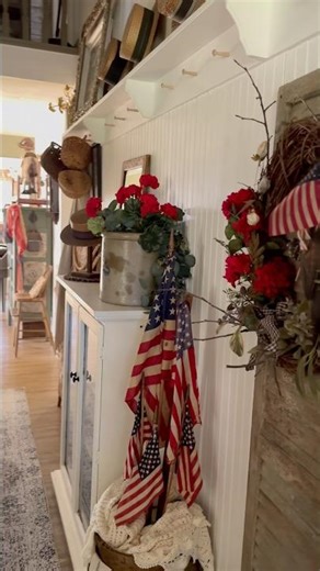 Americana Summer Foyer Decor - Country Cottage Primitive Farmhouse Decorating Ideas - #cozyhouse