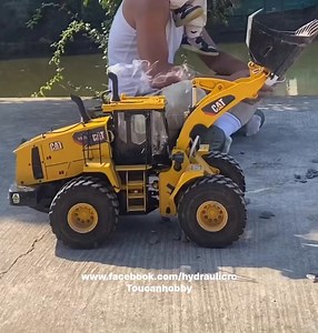 124K views · 1.2K reactions | Loading up rocks using the CAT 980L hydraulic loader , with a smoke unit that looks awesome 朗 #rcconstructionmodels #rcconstruction #hydraulicrc #hydraulic #RC #construction #loader | Toucanhobby RC Model | Facebook