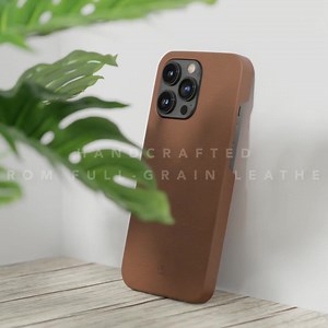 Lynge Flipcover - Now for iPhone 15! 🇩🇰 dbramante1928 presents Lynge, a modern and functional 2-in-1 leather flipcover. ✔️ Impact protective design ✔️ Flip wallet case with detachable cradle ✔️ Perfect fit design with magnetic side closure Lynge is handmade from sustainably sourced full-grain leather, developing a beautiful patina over time 🌱 Protect your iPhone with style and a clear conscience: https://dbramante1928.com/collections/iphone-15 | dbramante1928