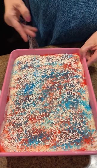 No-Bake Jello Cake: The Perfect Easy Dessert