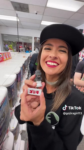 Godzillafest came in with a roar September 13-15th in Japantown, San Francisco!! 🎏🦖The whole of Japantown was into the spirit of the event, with all kinds of Godzilla goodies and surprises everywhere! From murals to vendors to cosplayers to a stamp rally and outdoor movie night, there was plenty going on! ⭐️And the special guest of the event was Megumi Odaka, who played Miki Saegusa in the Heisei series!⭐️ The Godzilla murals by EJ Su will be a permanent fixture in the Japantown Center Mall, s