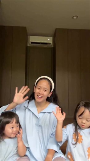 FIRA on Instagram: "SUNSHINE PLAYDATE WITH MAMA, AO, EA ✨️ Main seharian kena cuaca terik dan kecipratan air pun oke-oke aja, sunscreennya Anessa super strong karena tetep stay dan nge-protect kulitnya Kakak Ao & Ea tapi formulanya super gentle juga lho. Mamaoea epruv!"