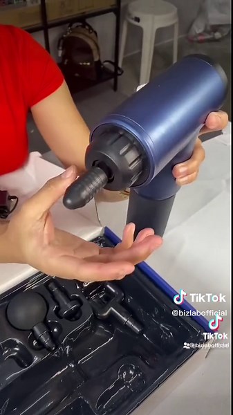 A fascial gun massager, also known as a percussion massager, is a handheld device that uses rapid percussive movements to provide a deep tissue massage. It is designed to target the fascia, which is the connective tissue that surrounds muscles and organs, and can become tight and painful due to exercise or injury.#Bizlab #Fyp #fascialgun