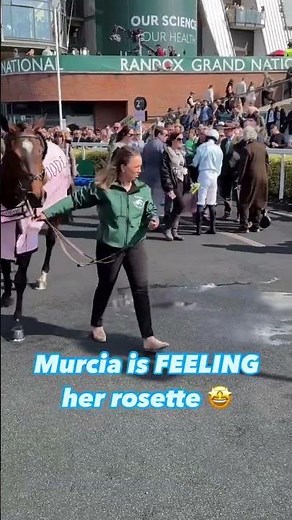 Murcia loved her prize after winning at the Randox Grand National Festival 🙌