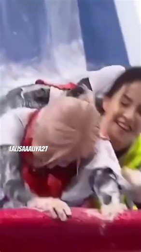 Jennie's legs locked around Lisa's waist 😝We want this brave Nini onthe FUTW act deadline #jenlisa