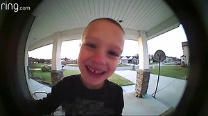 Un enfant demande de l'aide à son papa avec une sonnette connectée