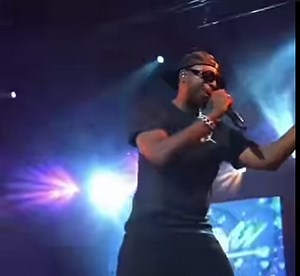 965K views · 10K reactions | #Inedit Y’a Goumin et puis y’a goumin 藍 Elle téléphone à son Ex. et remet son phone à DADJU sur scène ❤️ | MIKE Anoumabo | Facebook