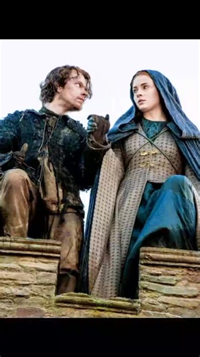 Dans Game of Thrones, Theon Greyjoy protège et aide Sansa Stark à échapper à Ramsay Bolton, un moment crucial dans l'arc de rédemption des deux personnages. Après des années de maltraitance et la destruction de son identité par Ramsay, Theon retrouve son courage et, fort d'un lien profond forgé par un traumatisme commun, aide Sansa à fuir Winterfell. Cet acte de loyauté cimente leur lien de survivant et marque un tournant pour Theon, rongé par la culpabilité de sa trahison passée. ——————————————